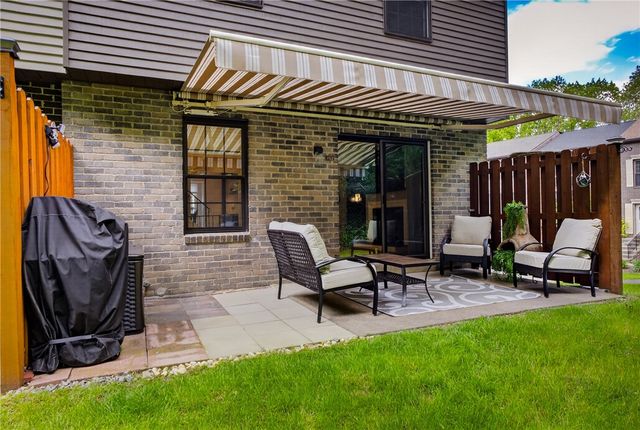 762 Windvue Dr, Robinson Twp, PA 15205