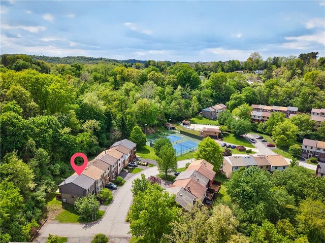 762 Windvue Dr, Robinson Twp, PA 15205