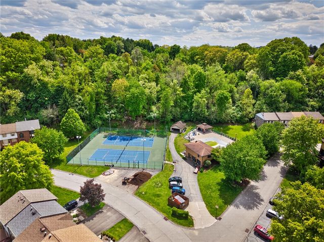 762 Windvue Dr, Robinson Twp, PA 15205