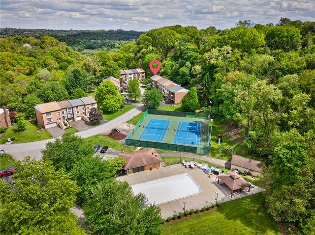 762 Windvue Dr, Robinson Twp, PA 15205