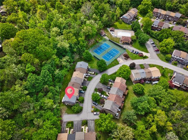 762 Windvue Dr, Robinson Twp, PA 15205