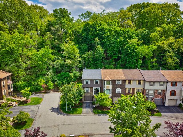 762 Windvue Dr, Robinson Twp, PA 15205