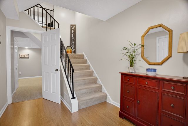 762 Windvue Dr, Robinson Twp, PA 15205