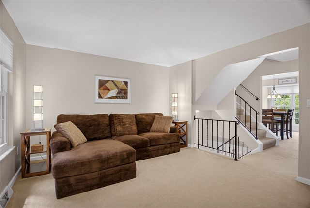 762 Windvue Dr, Robinson Twp, PA 15205