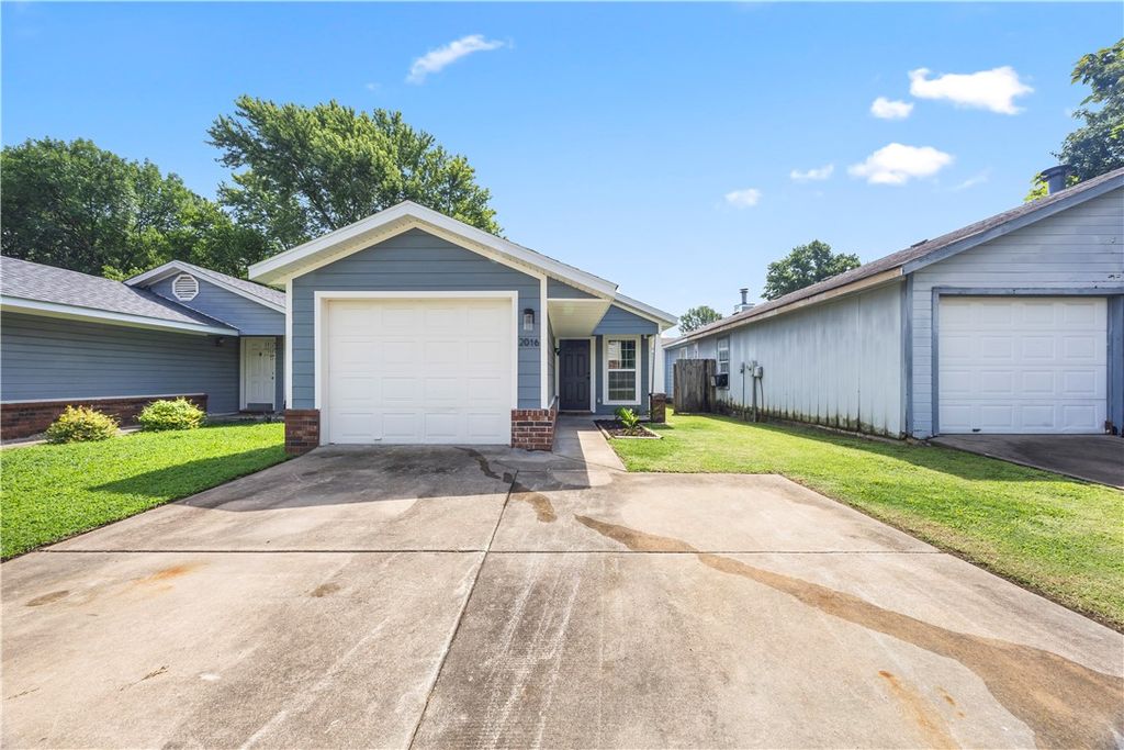 2016 N Leverett Avenue, Fayetteville, AR 72703