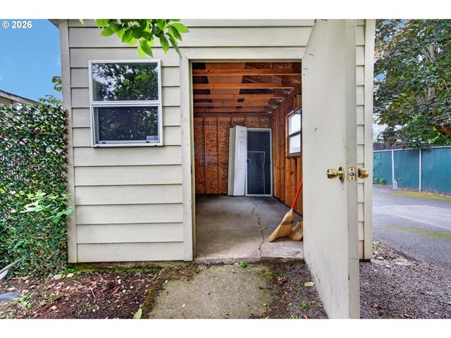 6628 Se REEDWAY St, Portland, OR 97206