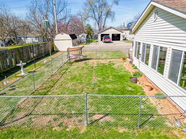 607 E 15th Street, Johnston City, IL 62951
