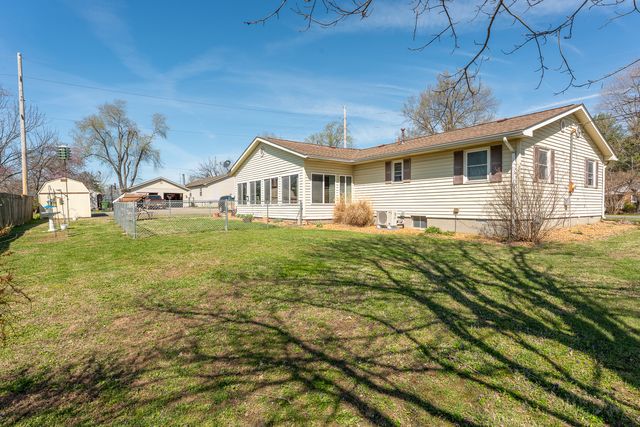 607 E 15th Street, Johnston City, IL 62951