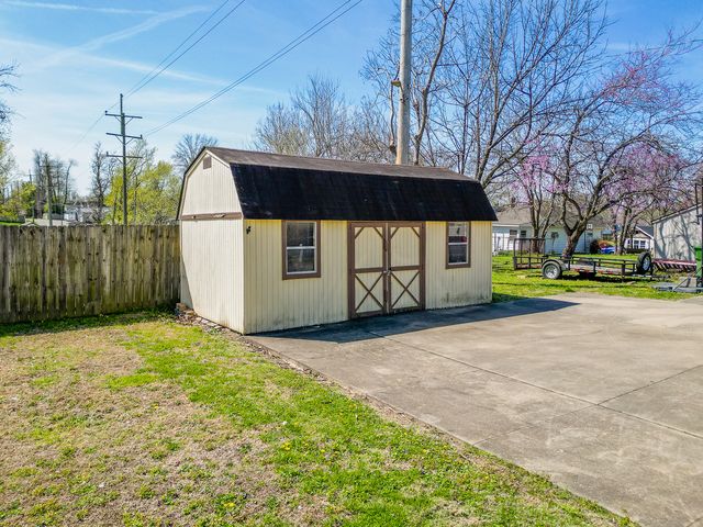 607 E 15th Street, Johnston City, IL 62951