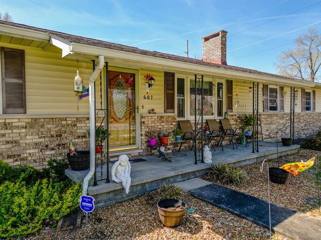 607 E 15th Street, Johnston City, IL 62951