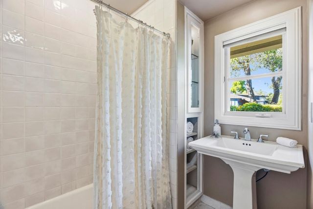 31 S Circle Dr, Santa Cruz, CA 95060