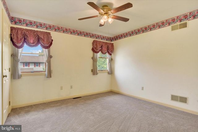 18 SOUTHVIEW CIR, Elizabethtown, PA 17022