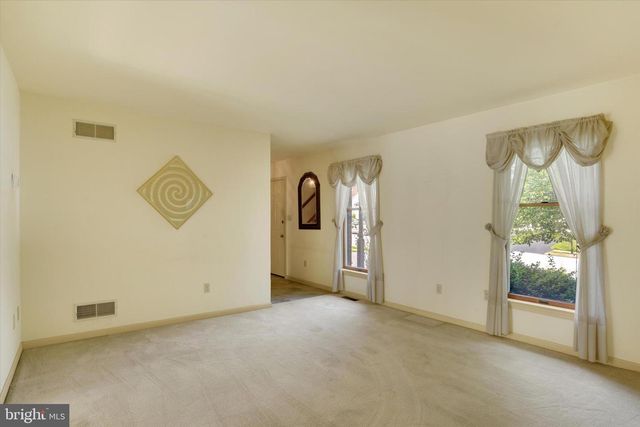 18 SOUTHVIEW CIR, Elizabethtown, PA 17022