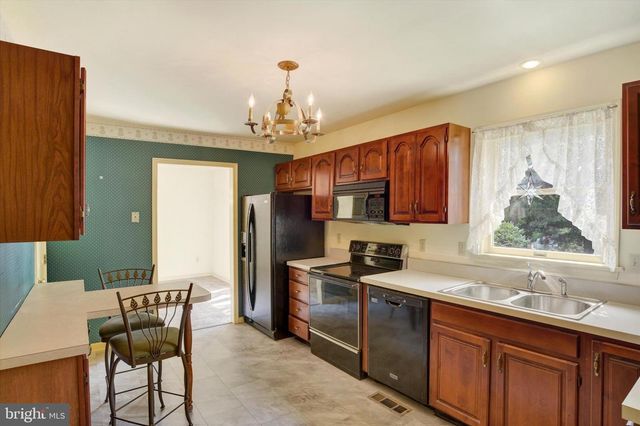 18 SOUTHVIEW CIR, Elizabethtown, PA 17022