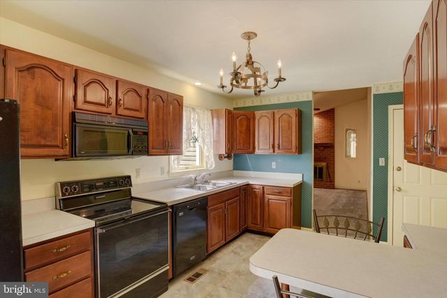 18 SOUTHVIEW CIR, Elizabethtown, PA 17022