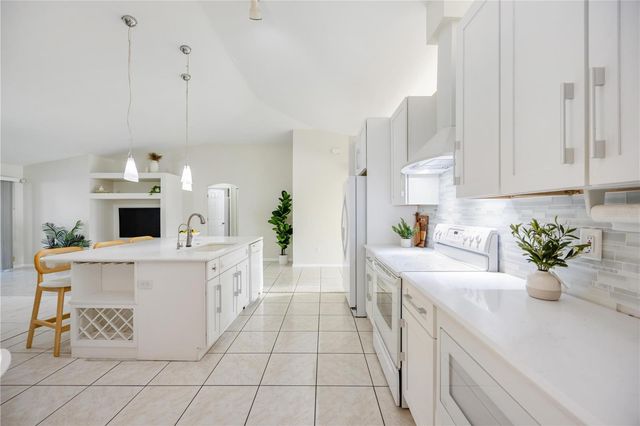 925 NE 4TH AVENUE, Cape Coral, FL 33909