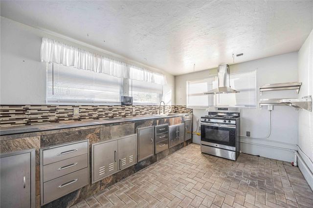 925 NE 4TH AVENUE, Cape Coral, FL 33909