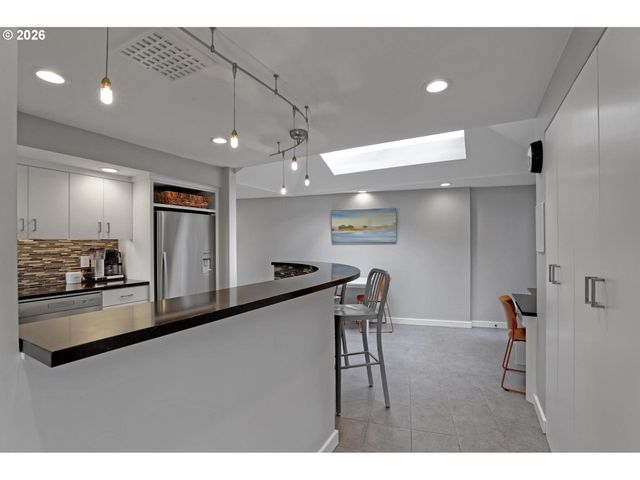 2537 Nw MILDRED St, Portland, OR 97210