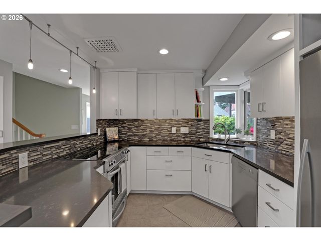 2537 Nw MILDRED St, Portland, OR 97210