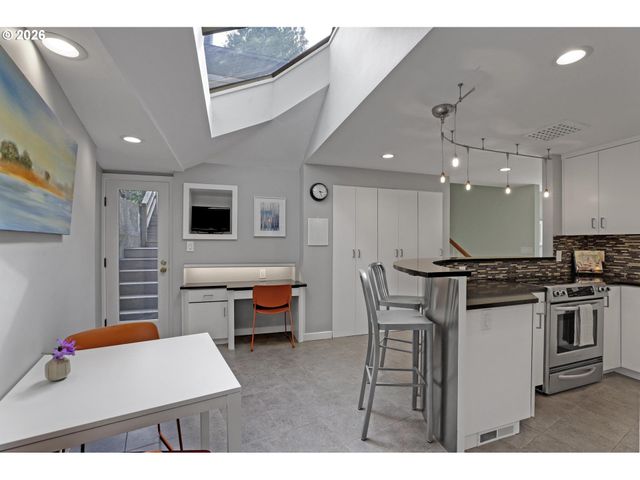 2537 Nw MILDRED St, Portland, OR 97210