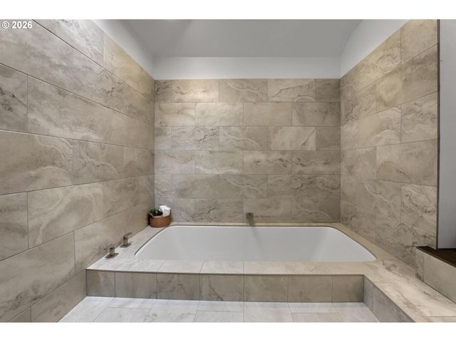 2537 Nw MILDRED St, Portland, OR 97210