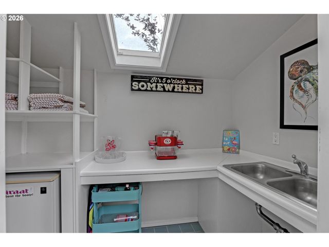 2537 Nw MILDRED St, Portland, OR 97210