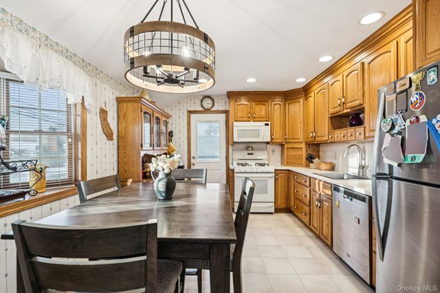 662 College Road, Farmingville, NY 11738