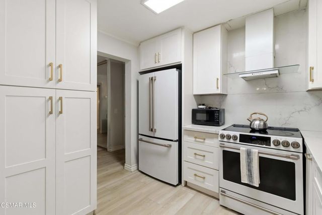 255 Sequoia Court 14, Thousand Oaks, CA 91360