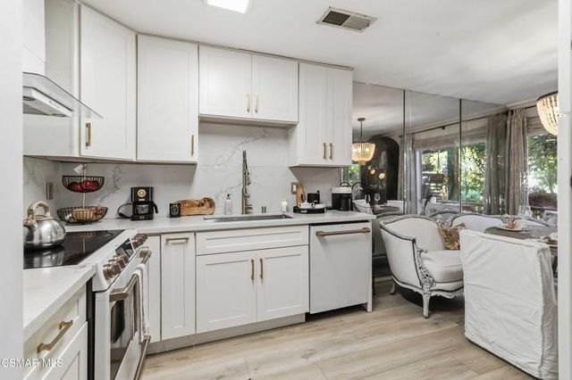 255 Sequoia Court 14, Thousand Oaks, CA 91360