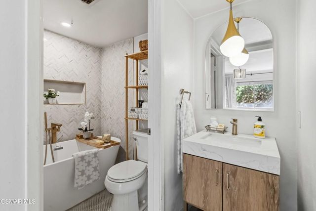 255 Sequoia Court 14, Thousand Oaks, CA 91360