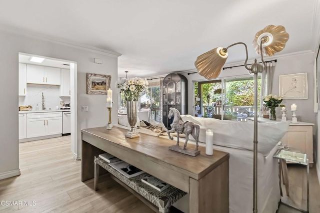 255 Sequoia Court 14, Thousand Oaks, CA 91360