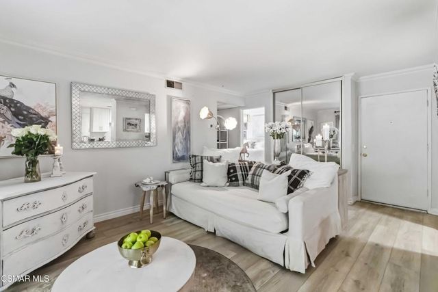 255 Sequoia Court 14, Thousand Oaks, CA 91360