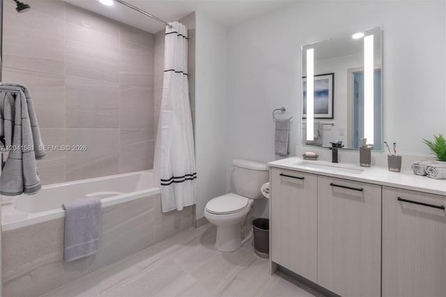 221 SW 12th St 212, Miami, FL 33130