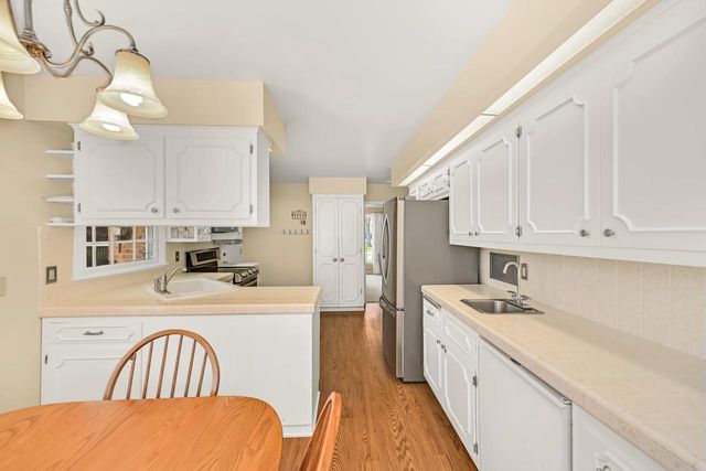 18510 Surrey LANE, Brookfield, WI 53045