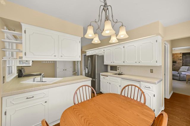 18510 Surrey LANE, Brookfield, WI 53045
