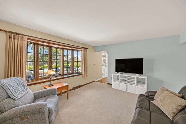 18510 Surrey LANE, Brookfield, WI 53045