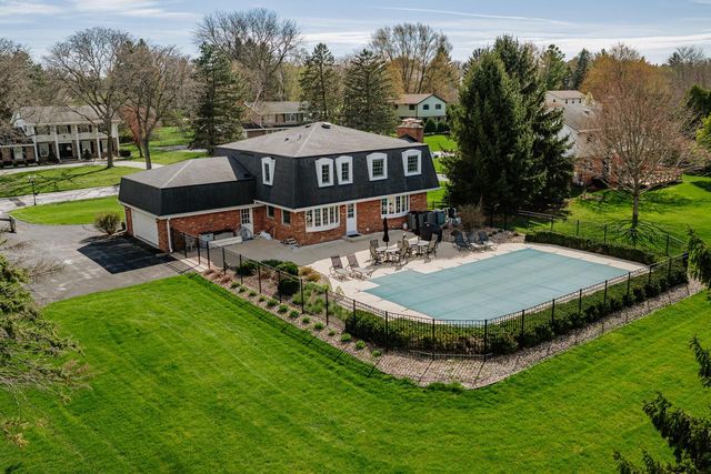 18510 Surrey LANE, Brookfield, WI 53045