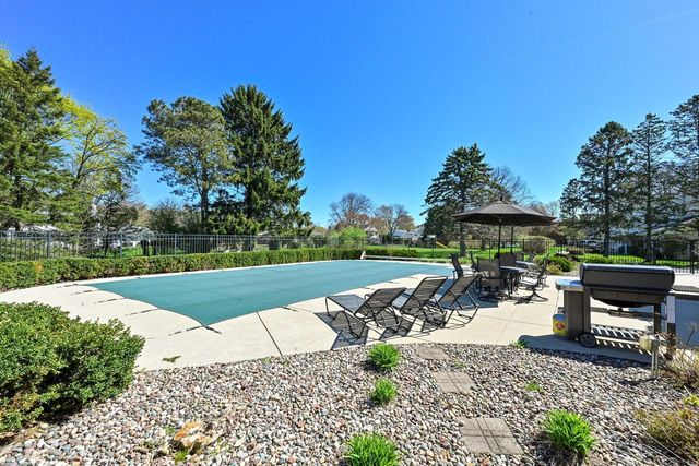 18510 Surrey LANE, Brookfield, WI 53045