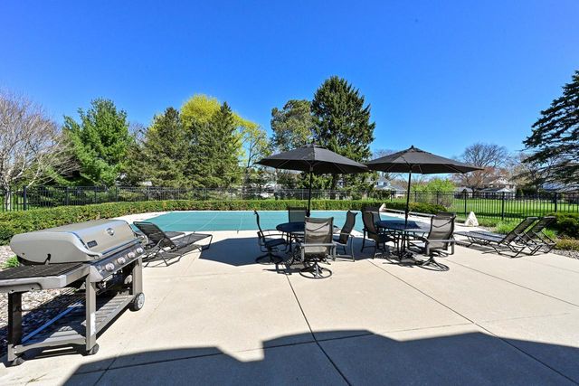 18510 Surrey LANE, Brookfield, WI 53045
