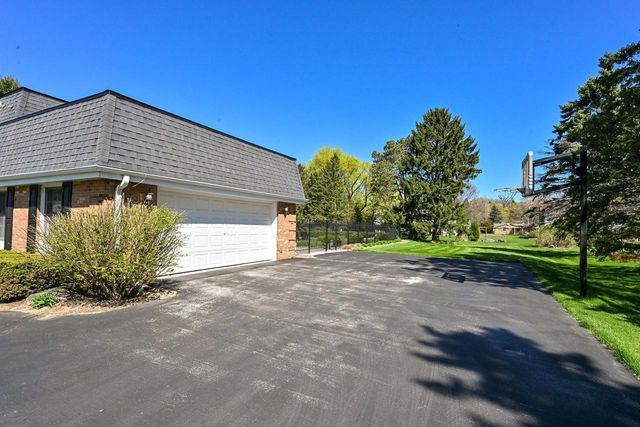 18510 Surrey LANE, Brookfield, WI 53045