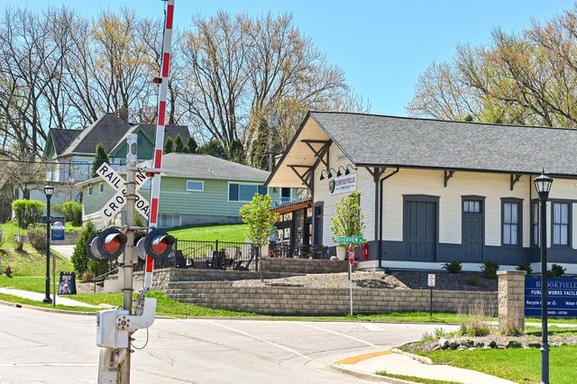 18510 Surrey LANE, Brookfield, WI 53045