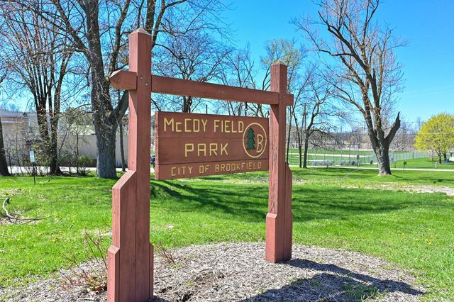 18510 Surrey LANE, Brookfield, WI 53045