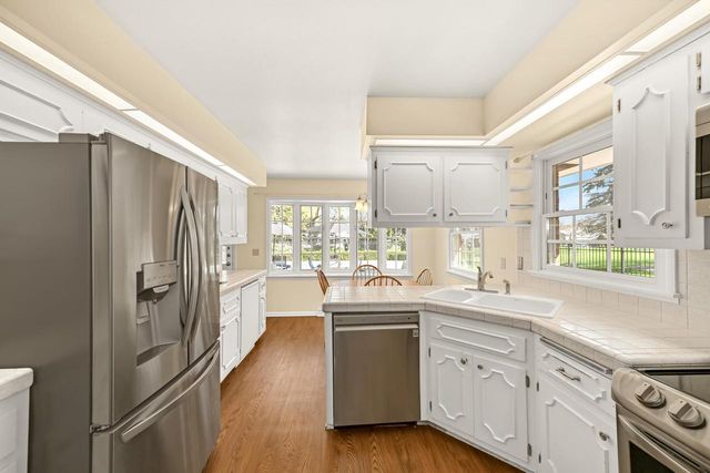 18510 Surrey LANE, Brookfield, WI 53045