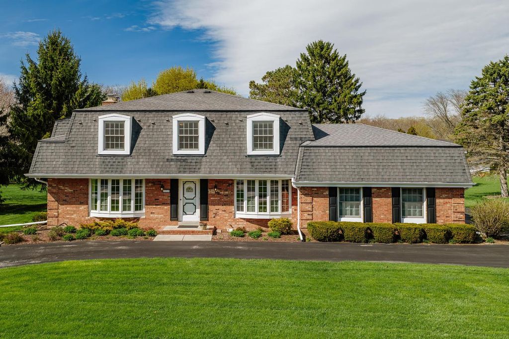 18510 Surrey LANE, Brookfield, WI 53045