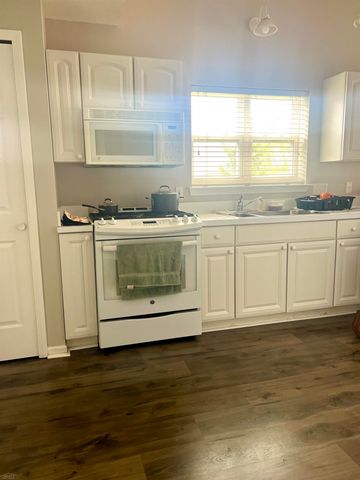 5498 Greenway Drive, Trenton, MI 48183