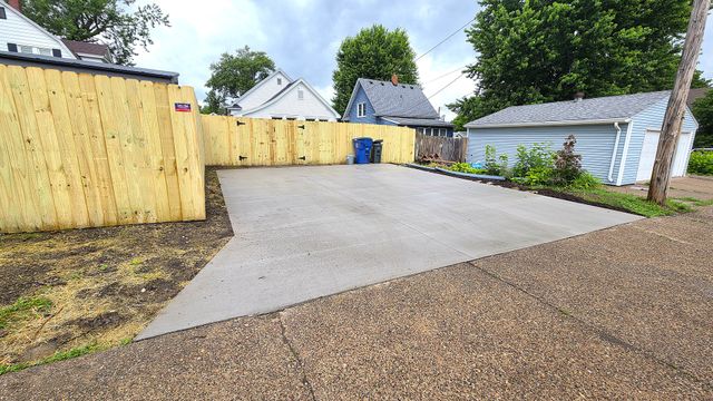 2621 Davenport Avenue, Davenport, IA 52803