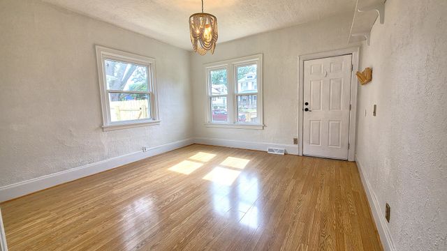 2621 Davenport Avenue, Davenport, IA 52803