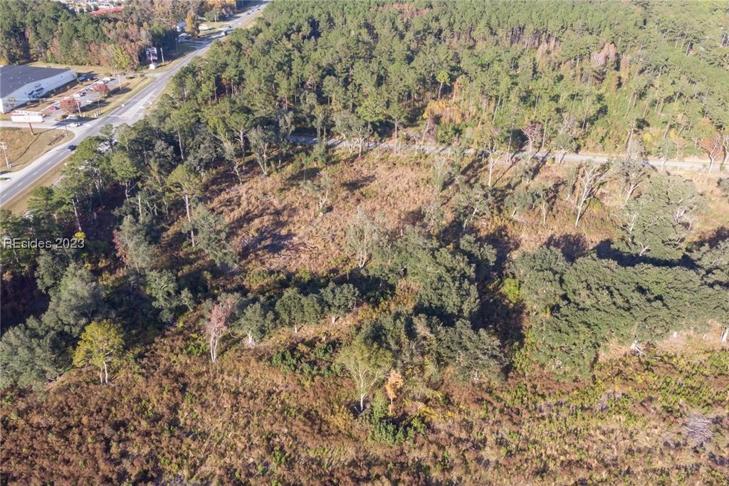 Image 6 of property listing at 2 Cherry Point Rd, Okatie, SC 29909