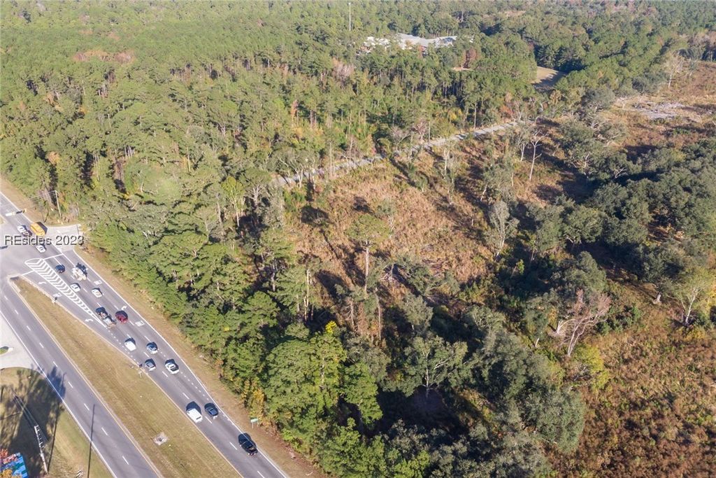 Image 9 of property listing at 2 Cherry Point Rd, Okatie, SC 29909