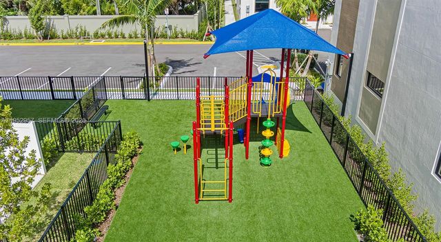 1001 NE 58th St B, Oakland Park, FL 33334